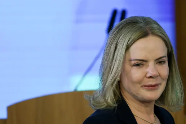 Novo denuncia Gleisi por propaganda pró-Lula em campanha institucional
