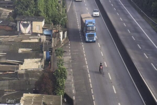 Pista sul da Via Anchieta segue interditada para retirada de destroços Pista sul da Via Anchieta segue interditada para retirada de destroços