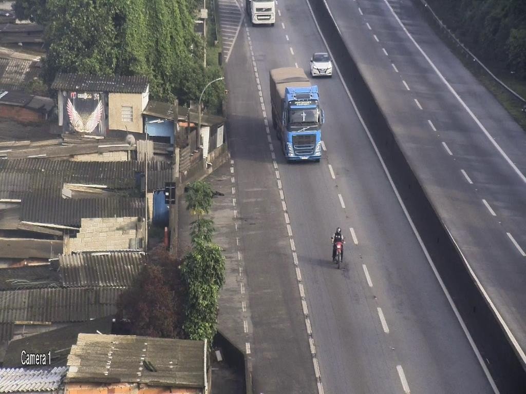 Pista sul da Via Anchieta segue interditada para retirada de destroços