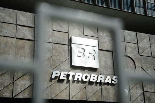 Petrobras anuncia descoberta em poço na Bacia de Campos