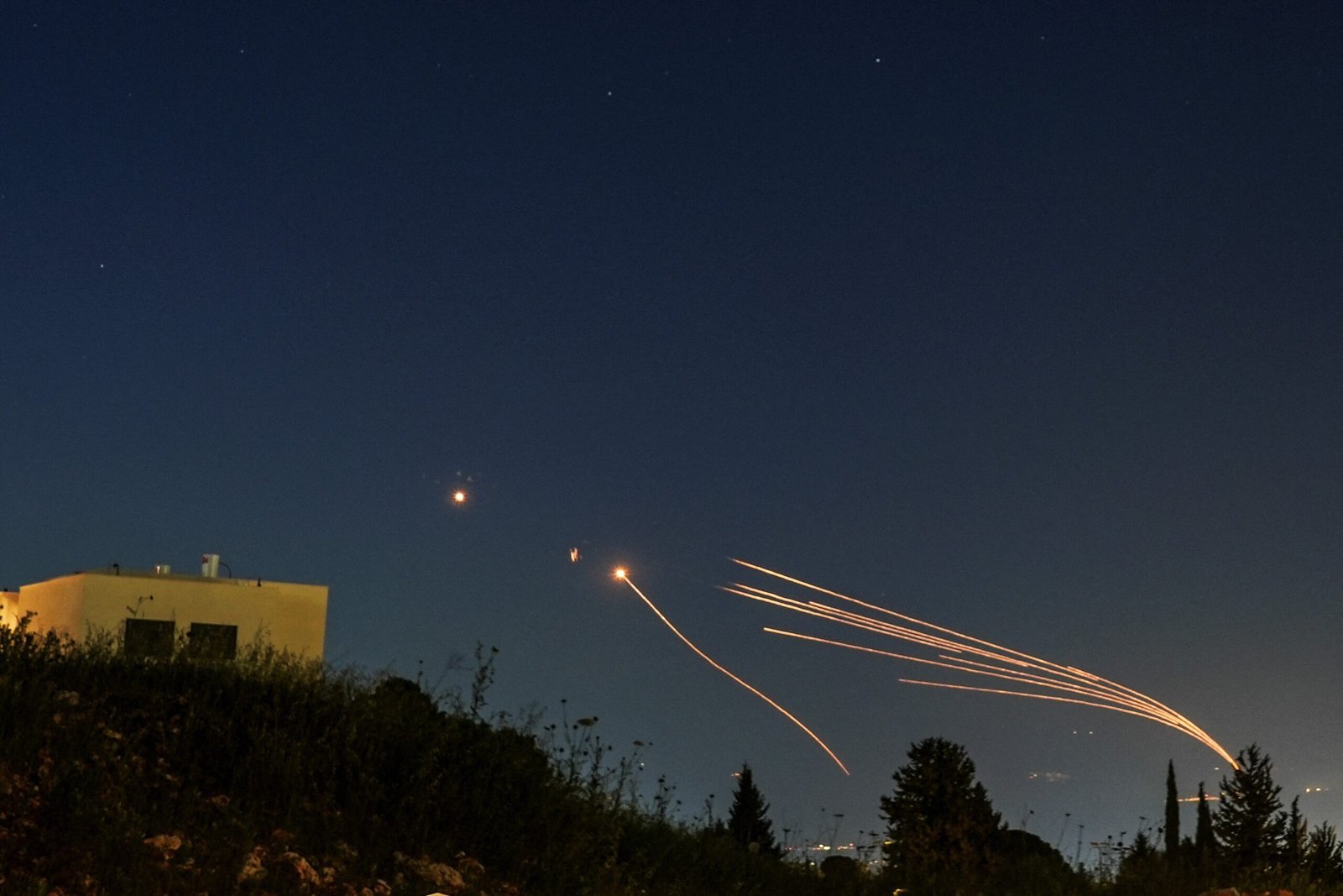 Houthis anunciam ataque contra aeroporto de Tel Aviv; Israel diz ter interceptado mísseis