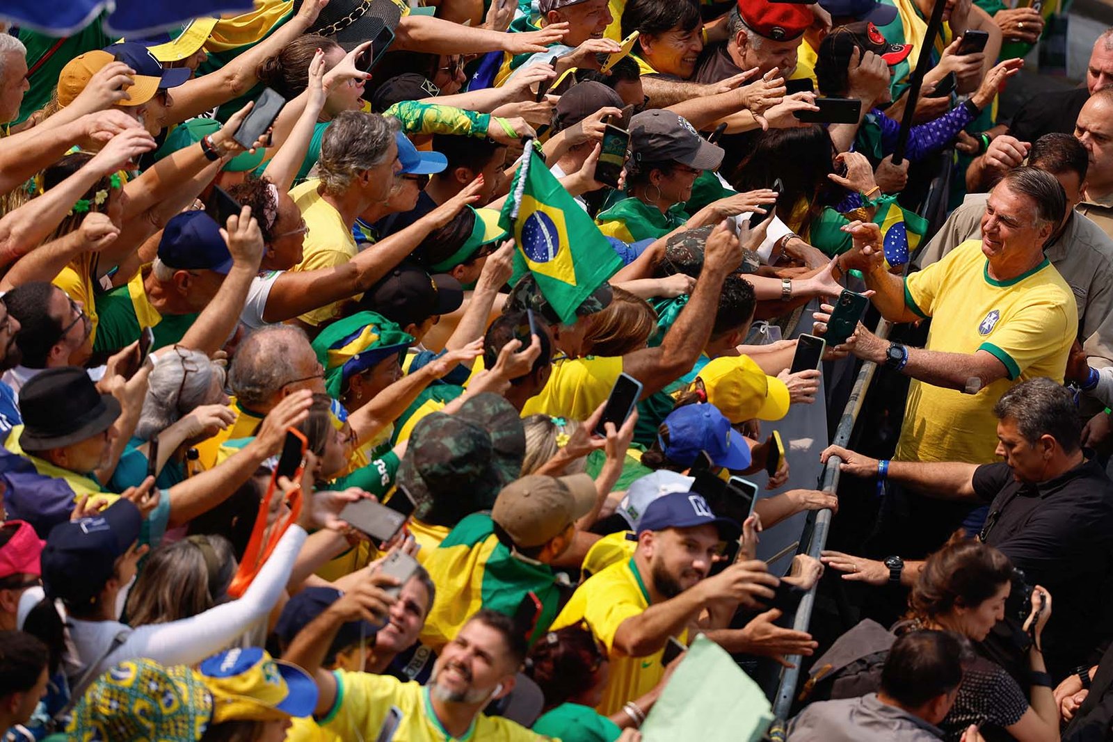 Bolsonaro recebe apoiadores em Angra dos Reis (RJ)