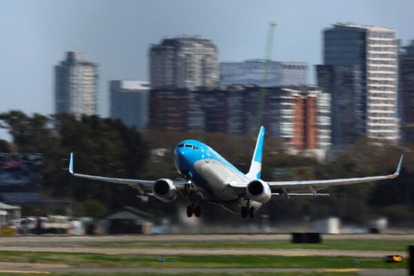 Avião fica quase uma hora dando voltas no ar porque não havia ninguém em torre de controle na Argentina