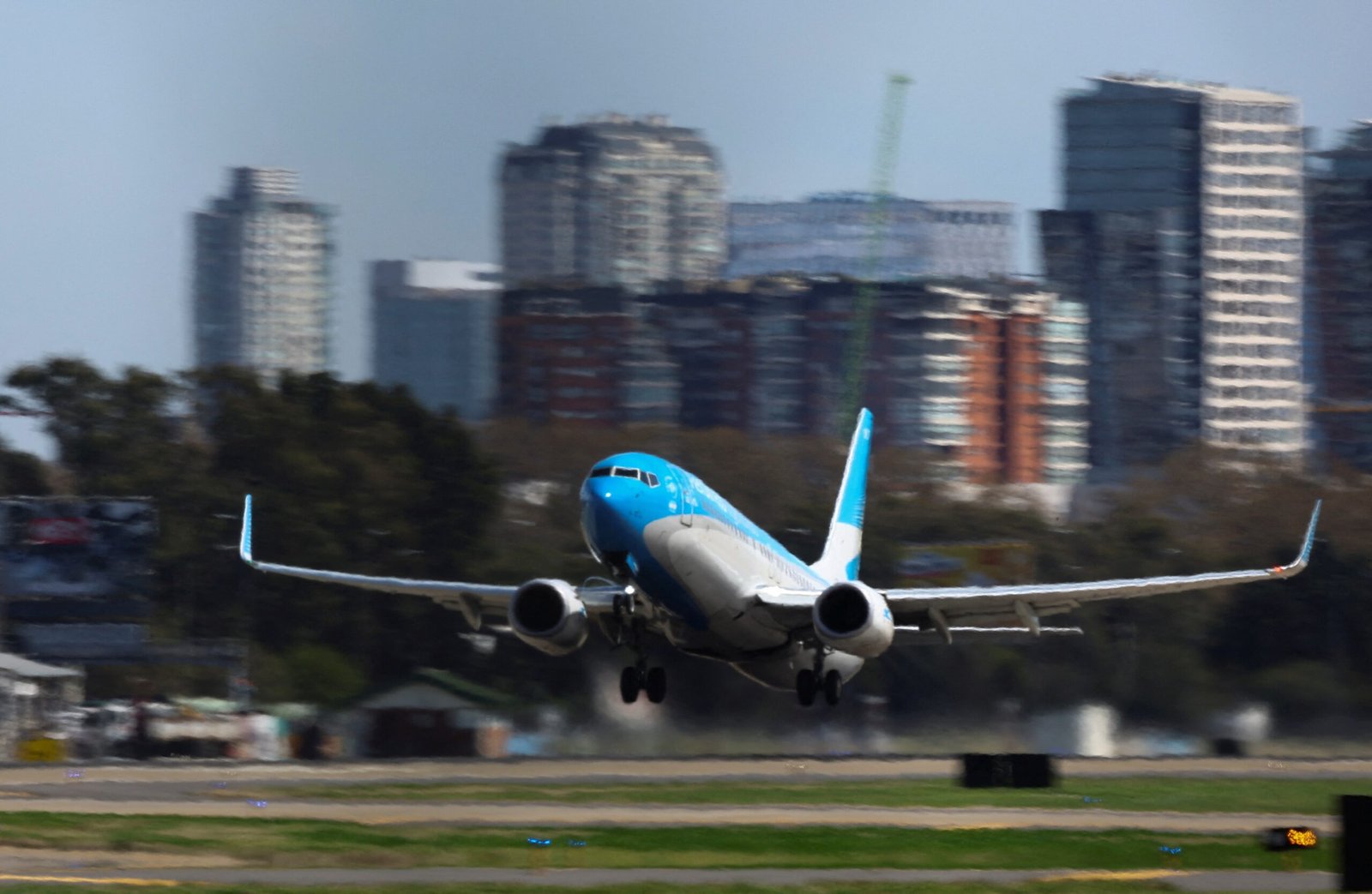 Avião fica quase uma hora dando voltas no ar porque não havia ninguém em torre de controle na Argentina