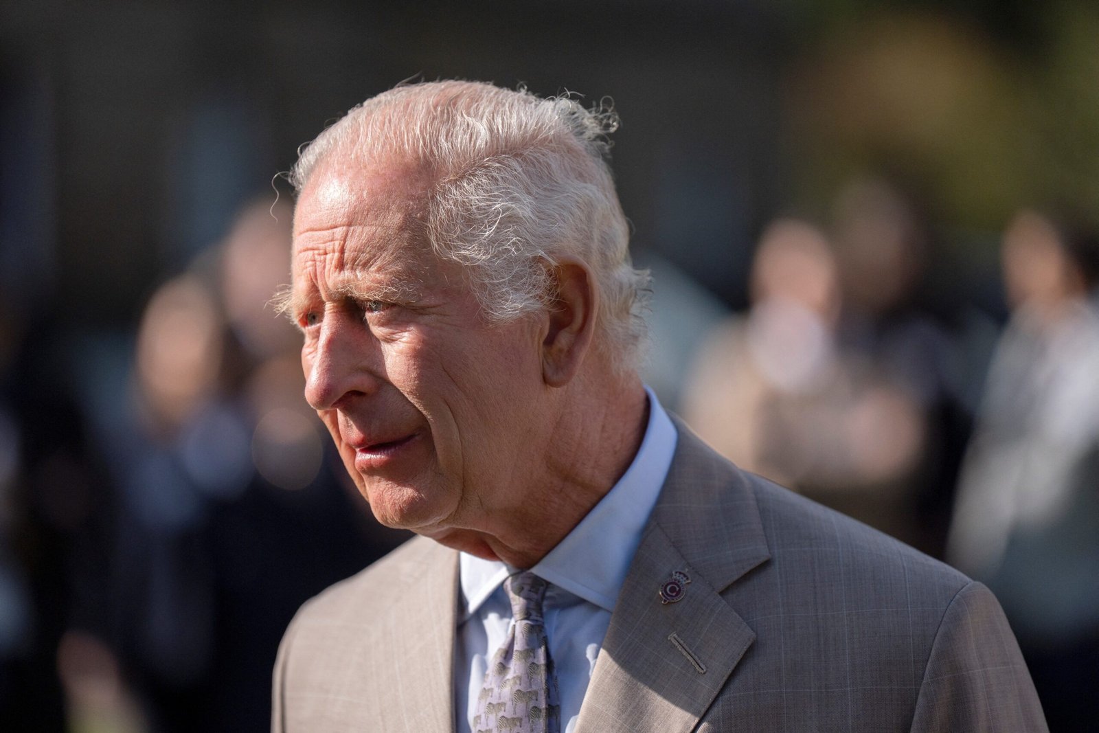 Rei Charles III é internado após ‘efeitos colaterais’ de tratamento contra o câncer
