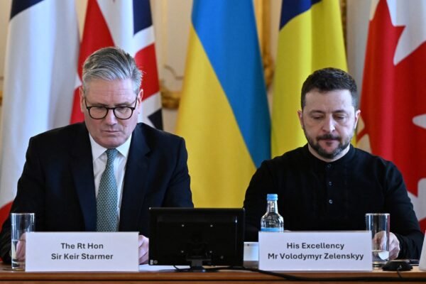 Starmer, do Reino Unido, tenta restaurar a esperança de paz na Ucrânia durante cúpula na Inglaterra
