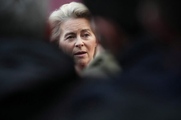 ‘Precisamos urgentemente rearmar a Europa’, diz Von der Leyen