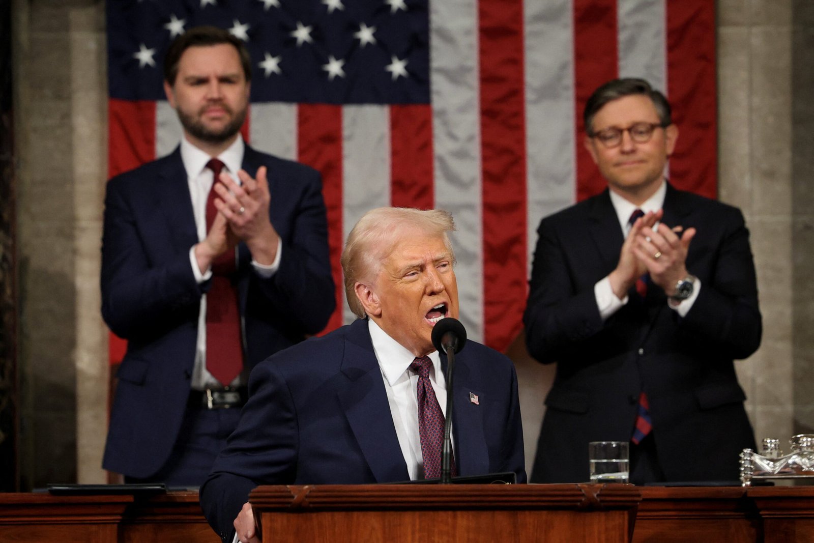 Trump aprofunda divisões e enterra o bipartidarismo no primeiro discurso no Congresso