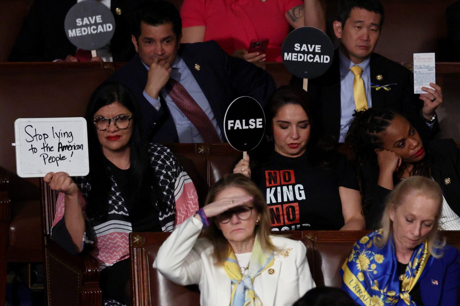 ‘Pare de mentir’; ‘Isso não é normal’; ‘Musk rouba’: democratas enchem Congresso de placas para rebater Trump; FOTOS