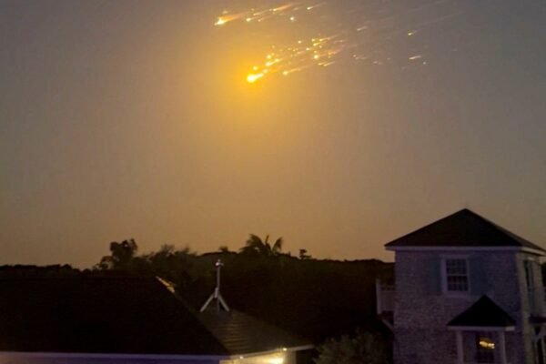 Fragmentos de nave da SpaceX rasgam os céus e causam atrasos em voos e paralisações em aeroportos da Flórida, nos EUA