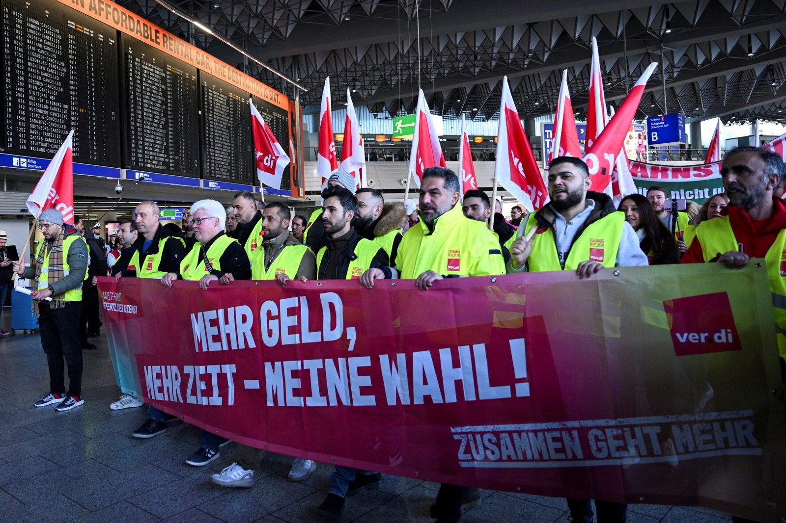 Greve geral paralisa aeroportos de Frankfurt, Munique e Berlim; milhares de voos são cancelados