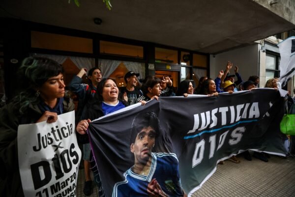 Imagem de corpo inchado e choro da família: os detalhes do julgamento dos médicos acusados de matar Maradona