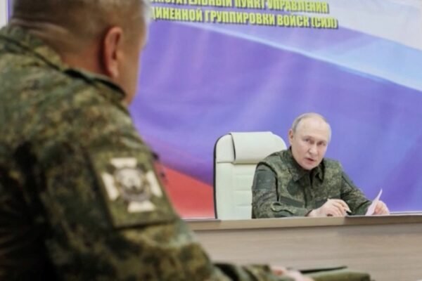 Rússia diz que retomou maior cidade de Kursk, região russa ocupada por ucranianos, após Putin exigir rapidez em operações