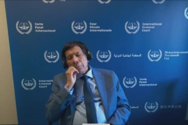 Duterte fala de olhos fechados em depoimento ao Tribunal Penal Internacional e alega doença
