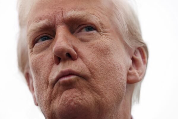 Trump ameaça de impeachment juízes que barraram medidas polêmicas e abre crise com Judiciário nos EUA