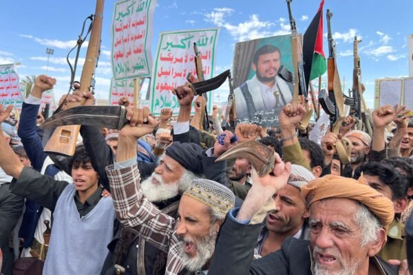 Trump pede que Irã deixe de enviar ajuda militar aos Houthis