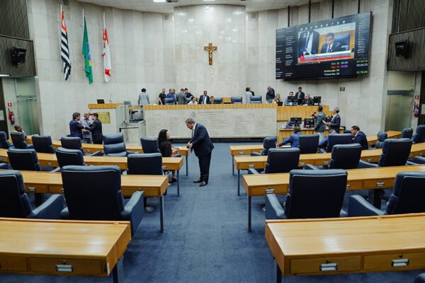 Regularização fundiária, segurança pública e recursos públicos estão entre os destaques da sessão desta terça