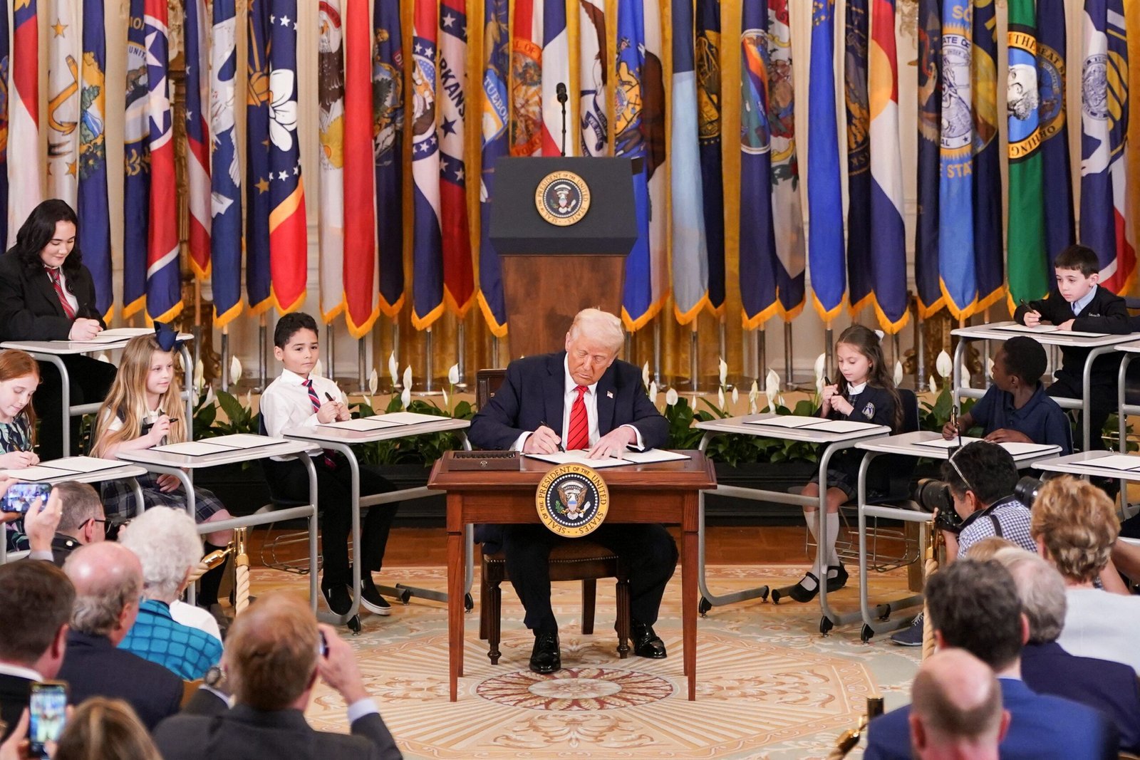 Trump oficializa desmonte do Departamento de Educação; Senado precisa aprovar fechamento, e presidente não tem apoio suficiente
