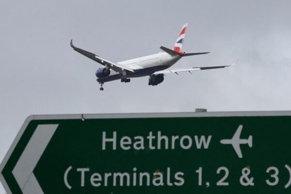 Primeiro avião pousa em Heathrow após fechamento total do principal aeroporto londrino