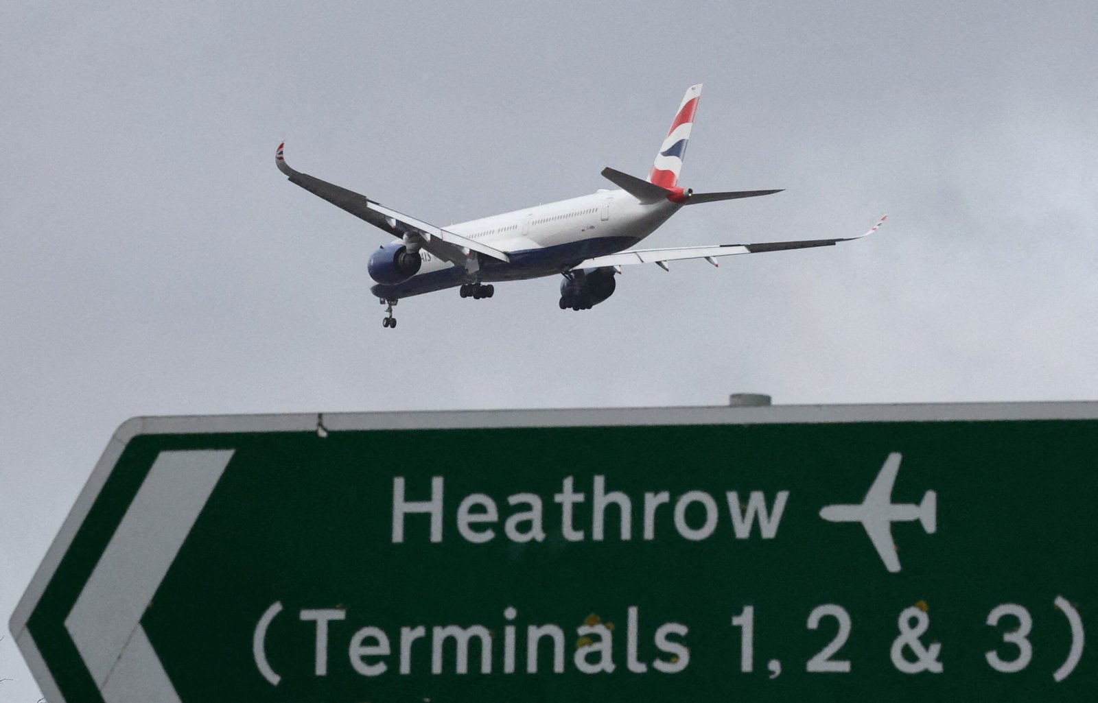 Primeiro avião pousa em Heathrow após fechamento total do principal aeroporto londrino