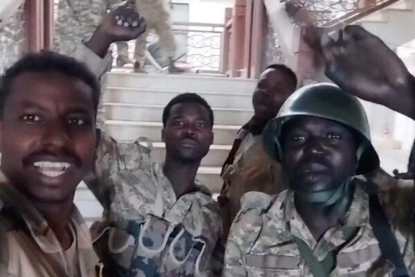 Exército do Sudão retoma palácio presidencial das mãos de rebeldes; VÍDEO mostra comemoração