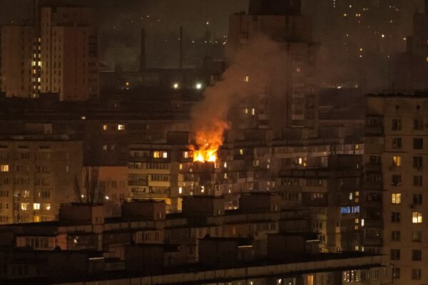 Criança de 5 anos está entre três mortos em ataque russo a Kiev, dizem autoridades ucranianas