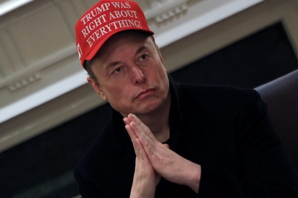 Musk usa boné dizendo ‘Trump estava certo sobre tudo’ em reunião na Casa Branca; FOTO