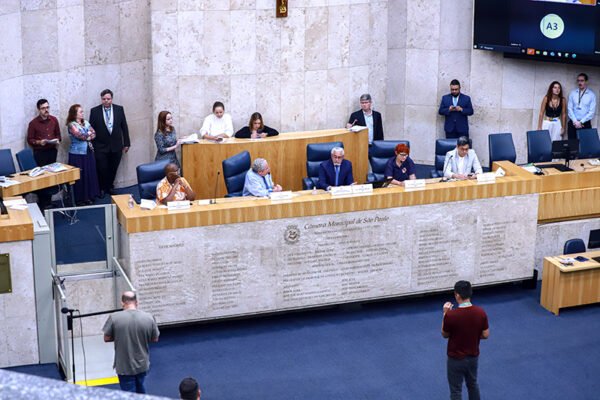 Cassação de alvará de licença e funcionamento para empresas que comercializem produtos de origem criminosa avança em Comissão
