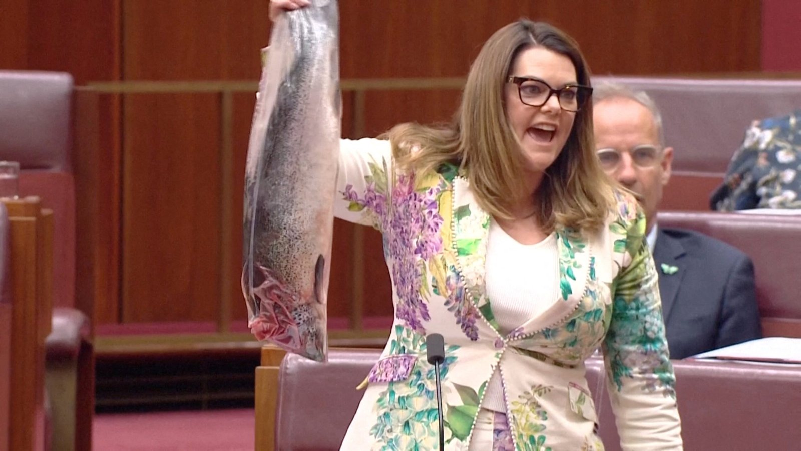 Senadora da Austrália leva salmão podre para sessão do Parlamento em protesto