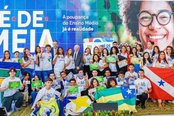 Kataguiri critica Pé-de-Meia e questiona ato de promoção do governo Lula