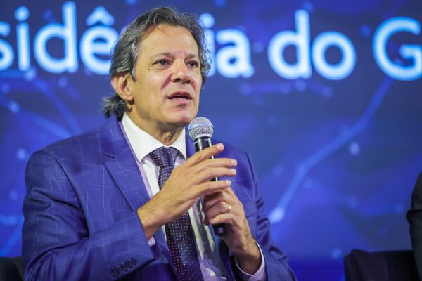 Quase metade dos deputados reprova atuação de Haddad