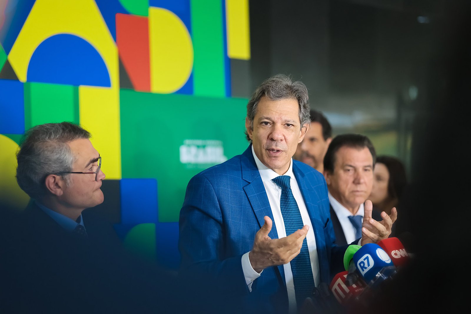 Governo Lula ‘pode ter cometido erros’ na economia, diz Haddad 