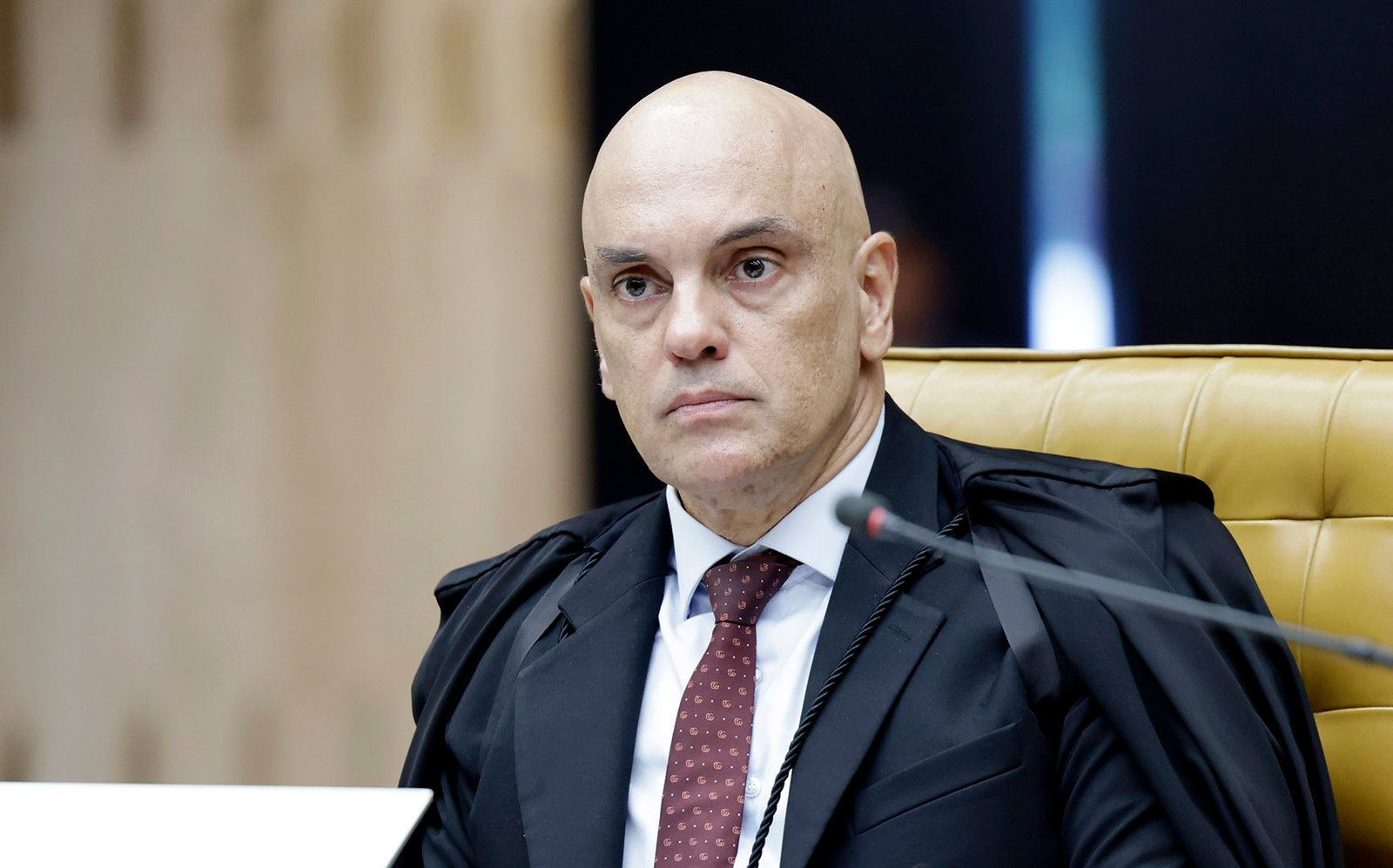 Bolsonaro critica ‘self-service institucional’ do STF