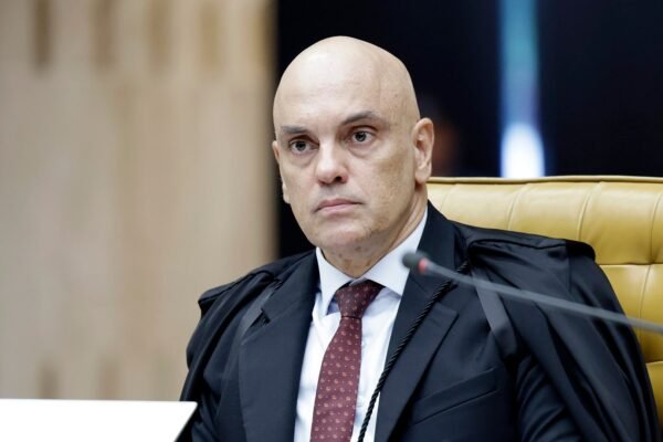 O batom antidemocrático e a intervenção alienígena