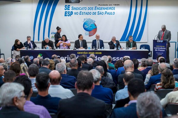 Presidente da Câmara prestigia posse da diretoria da Federação Nacional dos Engenheiros