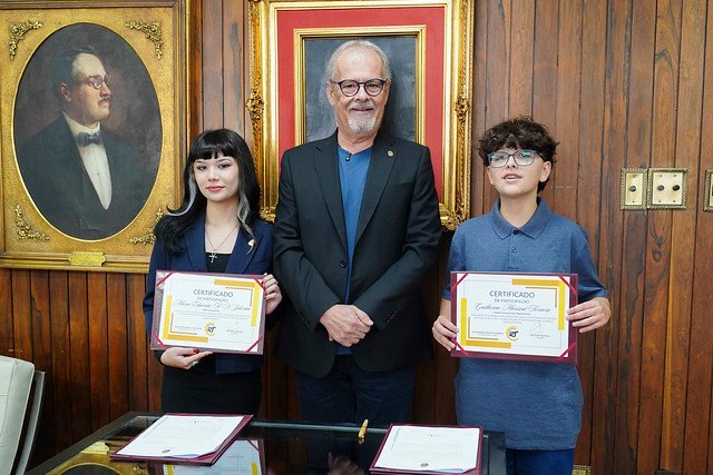 Presidente da Câmara protocola projetos apresentados por estudantes do Parlamento Jovem