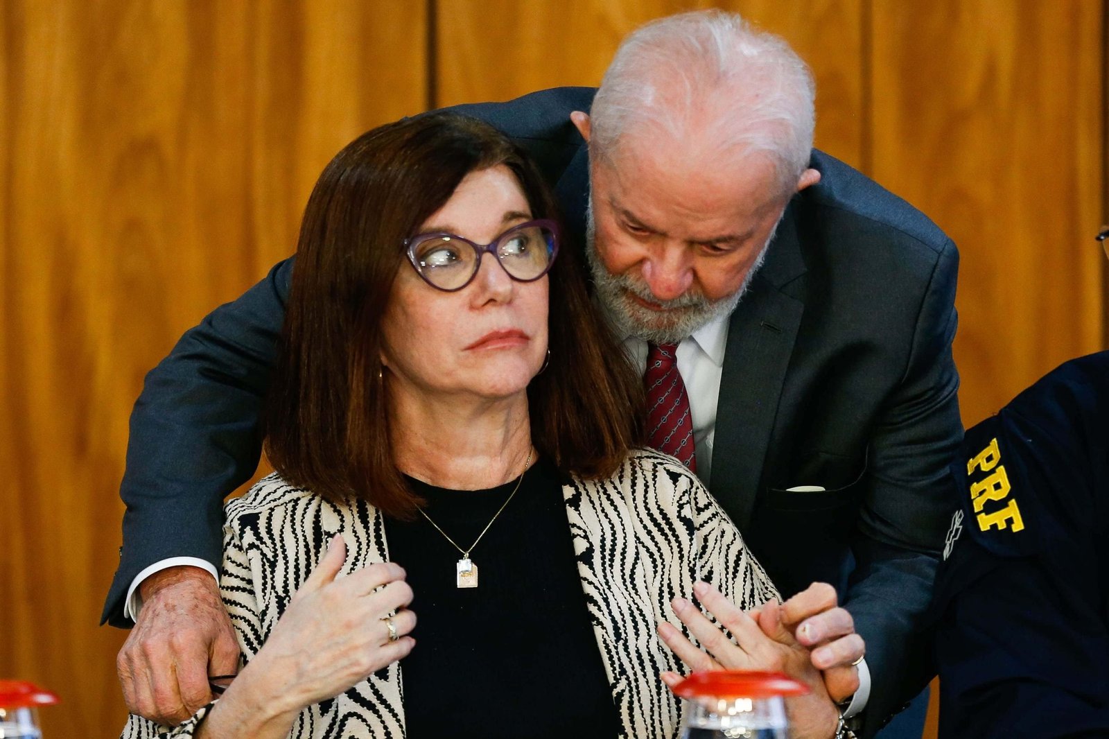 Funcionários da Petrobras entram em greve e criticam Magda Chambriard