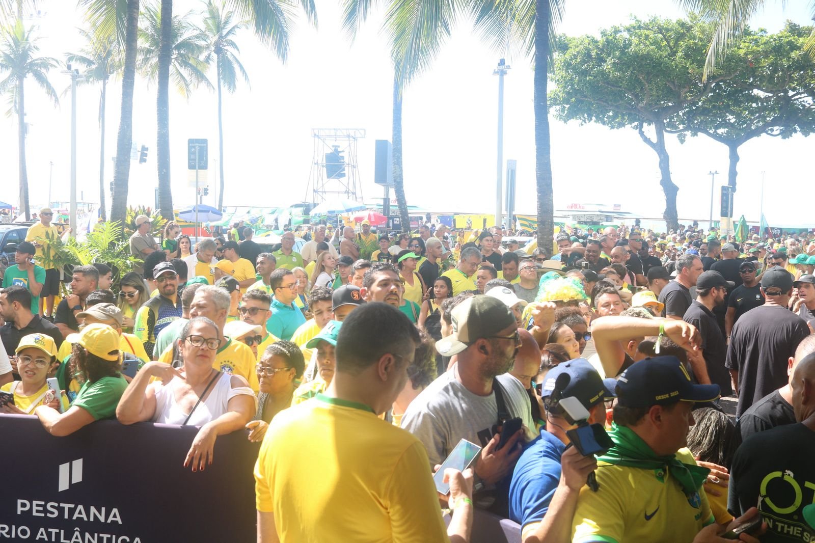 Brasileiros começam a lotar a Praia de Copacabana para a manifestação pela anistia