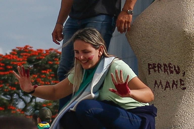 Decisões de Moraes contra Débora dos Santos são ‘inconstitucionais e censórias’, avalia jurista