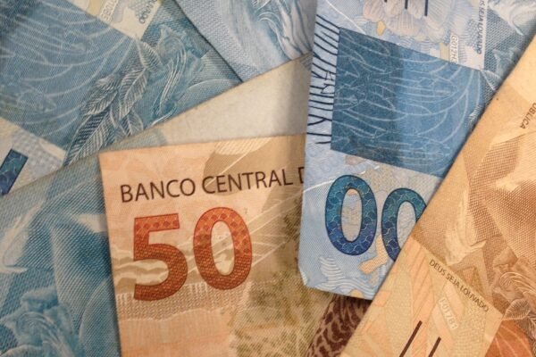Comissão aprova Orçamento de 2025 com R$ 50 bilhões para emendas parlamentares