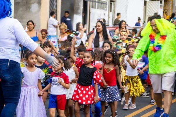 Com desfile de Carnaval Escola Ana Mafalda mostra que a escola pode ser divertida