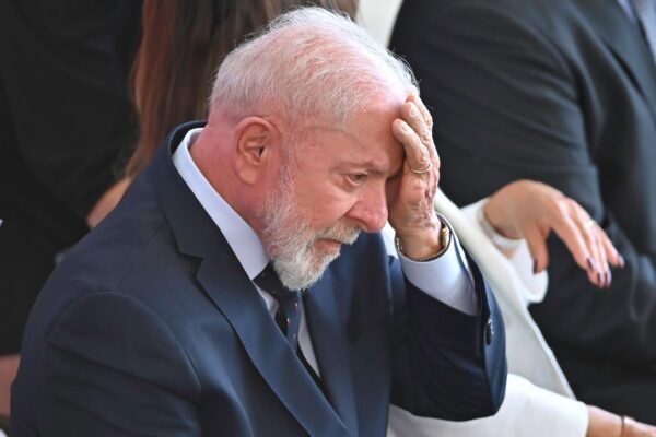 O governo Lula tenta ganhar os brasileiros no gogó. Só nos resta rezar