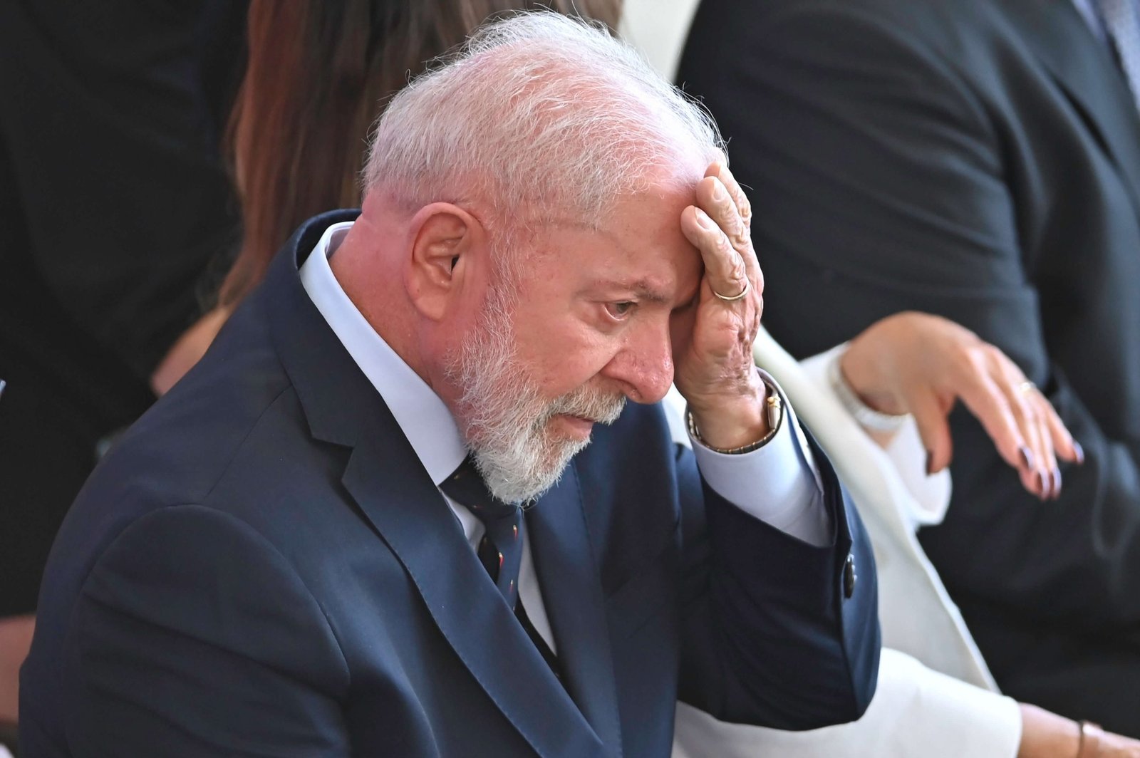 O governo Lula tenta ganhar os brasileiros no gogó. Só nos resta rezar