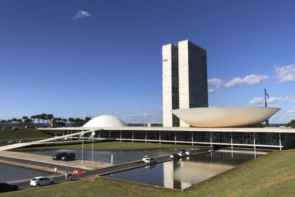 Senadores ganham aumento do limite de gastos com viagens e propaganda