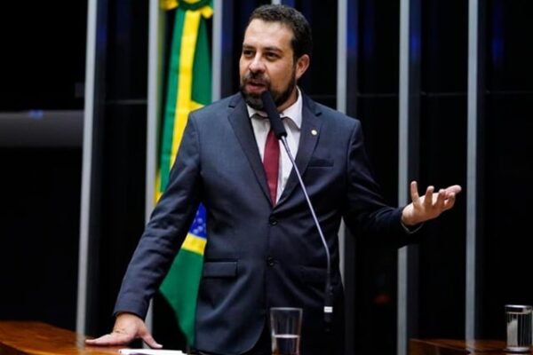 Militante do Psol comenta racha na esquerda e admite crise do governo Lula