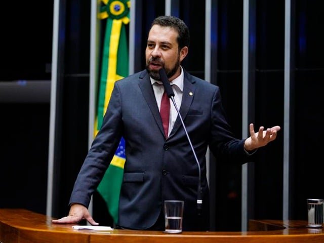 Militante do Psol comenta racha na esquerda e admite crise do governo Lula