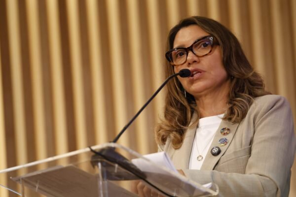 Zucco critica parecer da AGU para amparar viagens de Janja