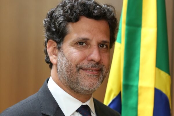 Líder da oposição pede afastamento de secretário do Ministério da Educação