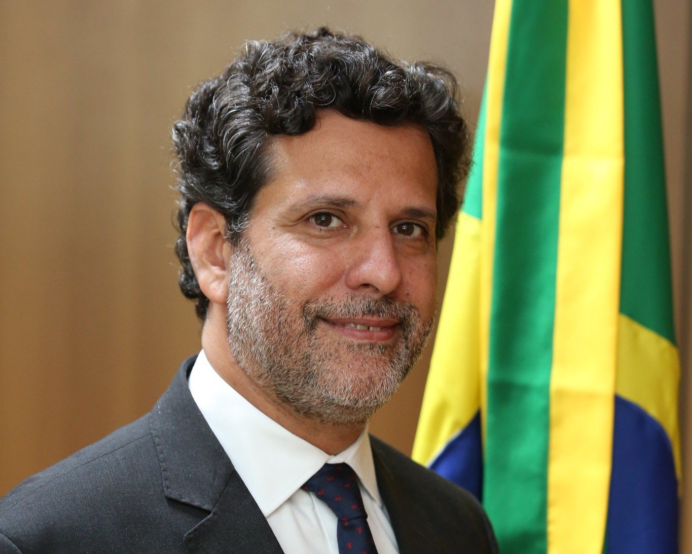 Líder da oposição pede afastamento de secretário do Ministério da Educação
