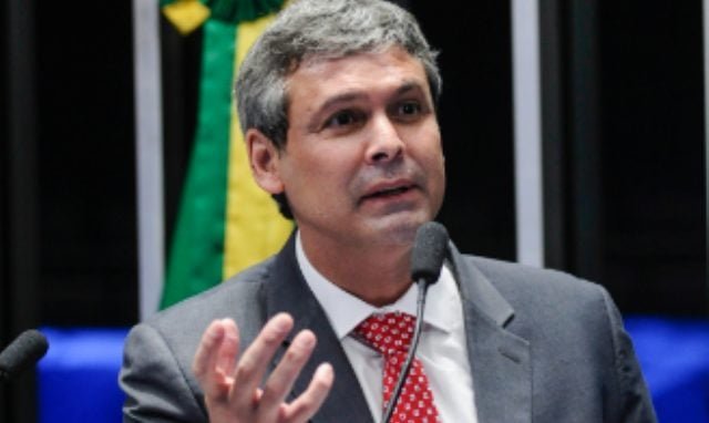 Líder do PT na Câmara, Lindbergh Farias aciona PGR contra Marcel van Hattem